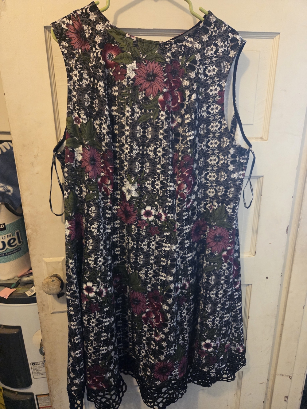Donna Ricco Black Floral Sleeveless Mini Dress with Burgundy Flowers